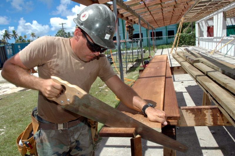 ebeniste-SOLLIES PONT-min_worker_construction_building_carpenter_male_job_build_helmet-893290